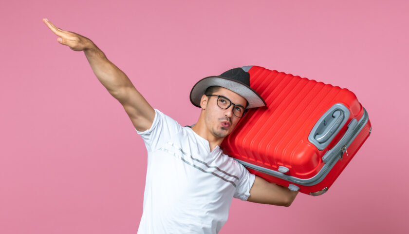 homme avec une valise