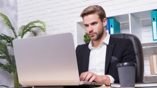 jeune homme fonctionnaire travaille au bureau sur son ordinateur