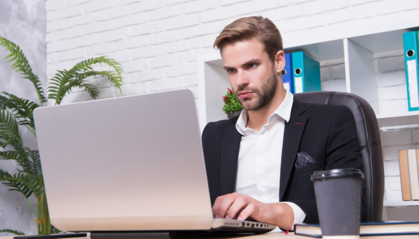 jeune homme fonctionnaire travaille au bureau sur son ordinateur
