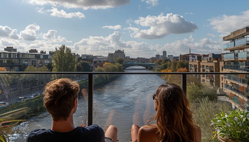 un couple assis sur des transatas sur le pont d'un bateau
