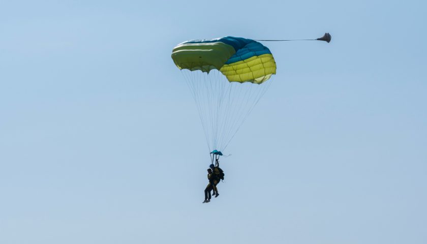 deux personnes en parachute