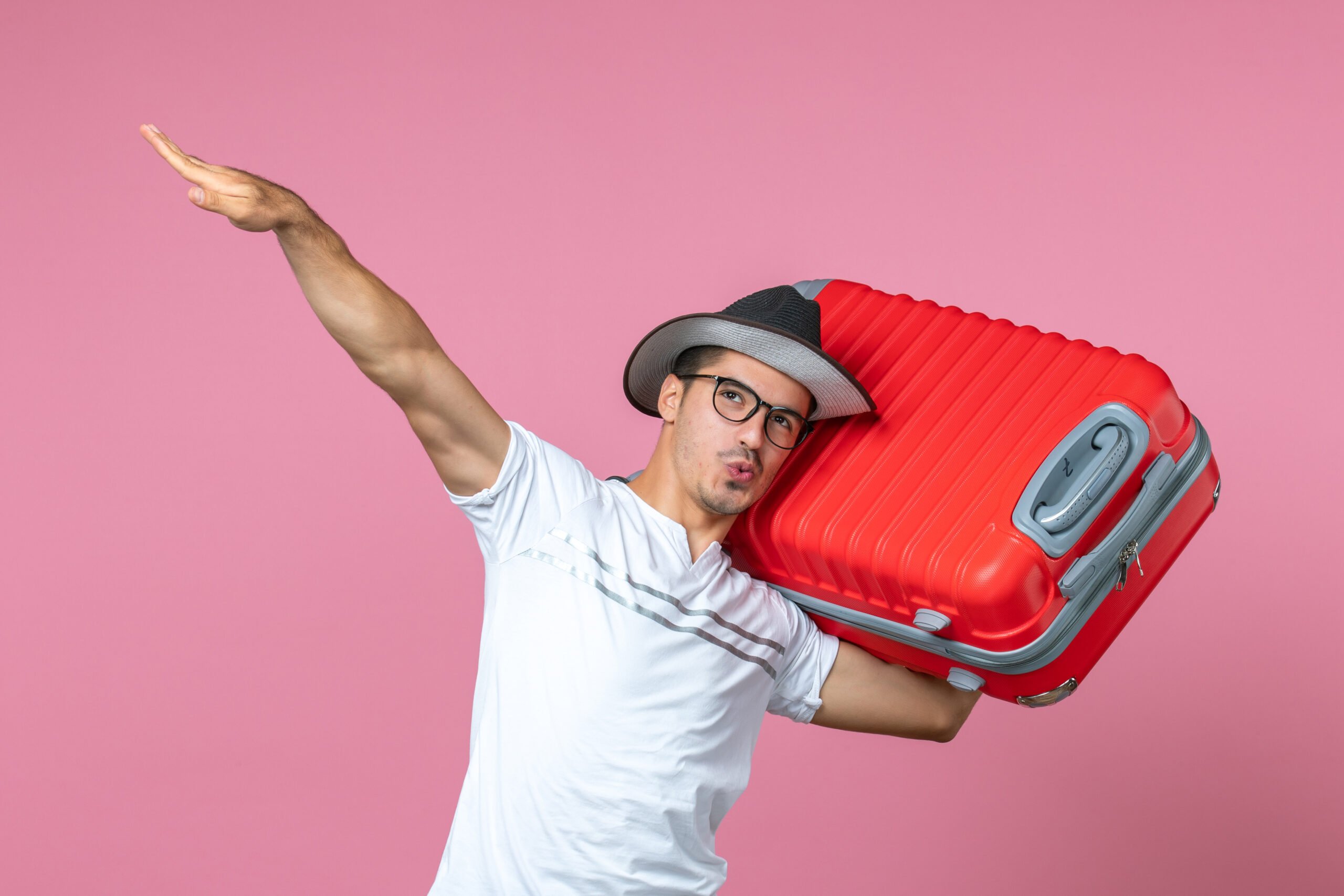 homme avec une valise