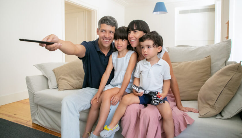 famille qui regarde un film