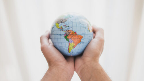 globe terrestre dans des mains