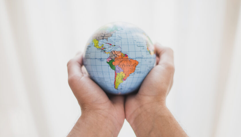 globe terrestre dans des mains