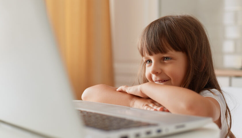 petite fille qui regarde un film