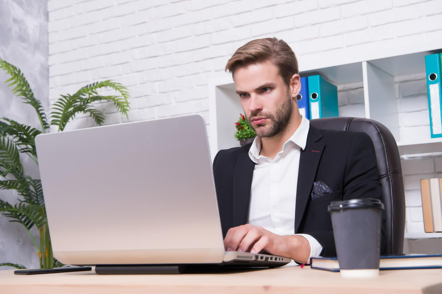 jeune homme fonctionnaire travaille au bureau sur son ordinateur