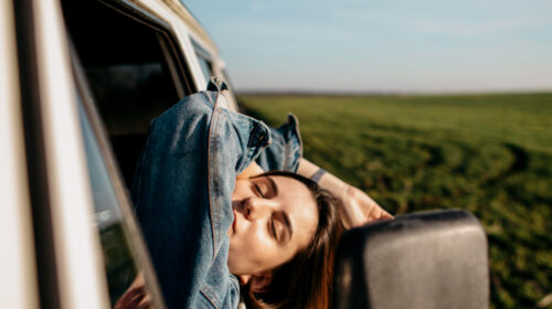 une femme lors d'un roadtrip