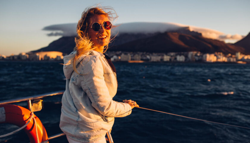 une femme sur le pont d'un bateau