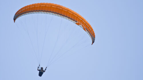 une personne en parachute