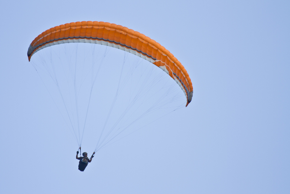 une personne en parachute