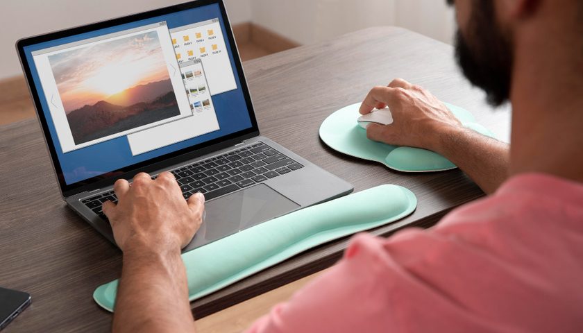Un homme travaille sur une photo sur son ordinateur portable.