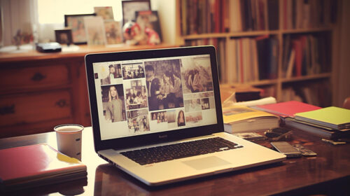 un ordinateur posé sur une table pour la création d'un album photo